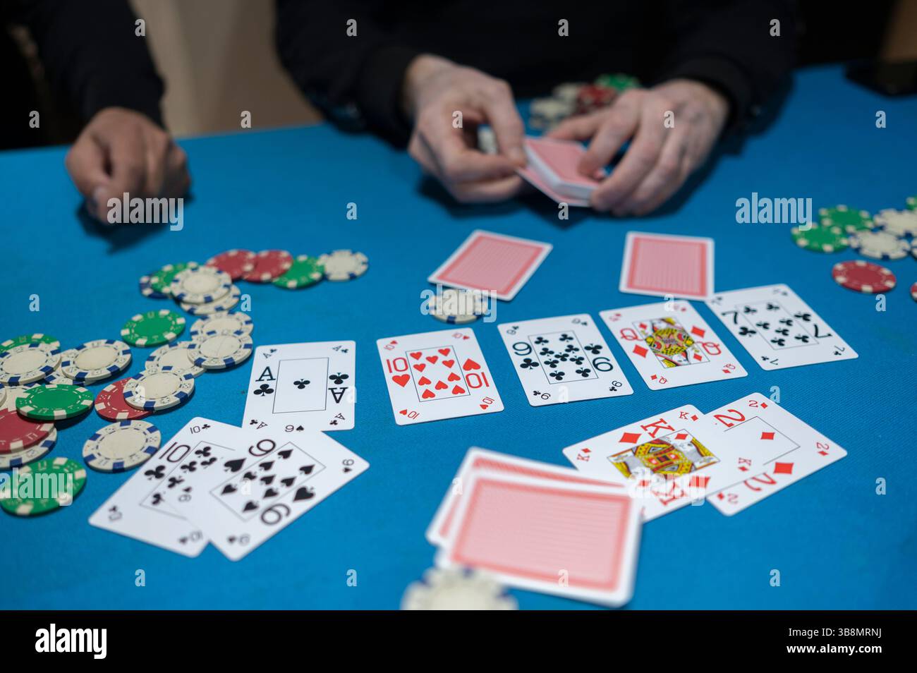 Freunde spielen texas`Hold EM Poker Stockfoto